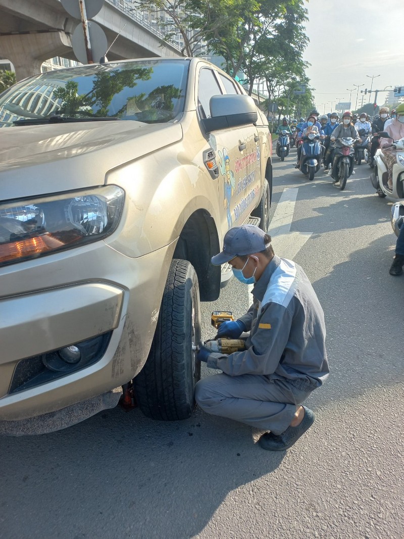 Vá xe hơi đường Tô Hiến Thành