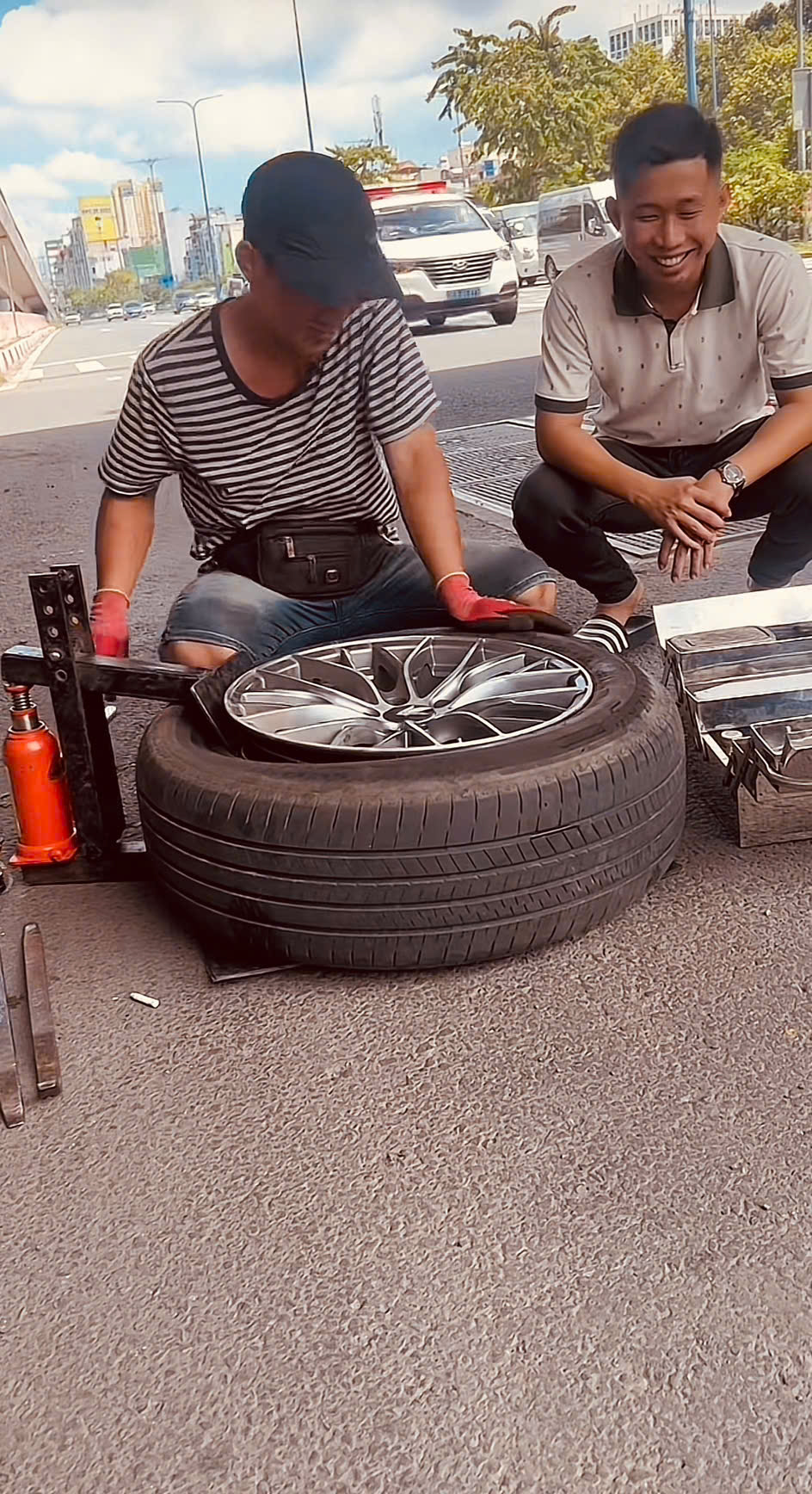 Thợ vá vỏ xe hơi đến tận nhà