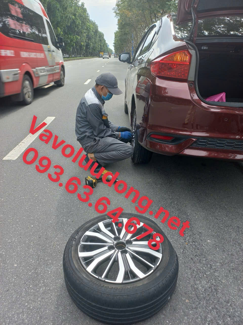 Vá lốp khẩn cấp giữa đường