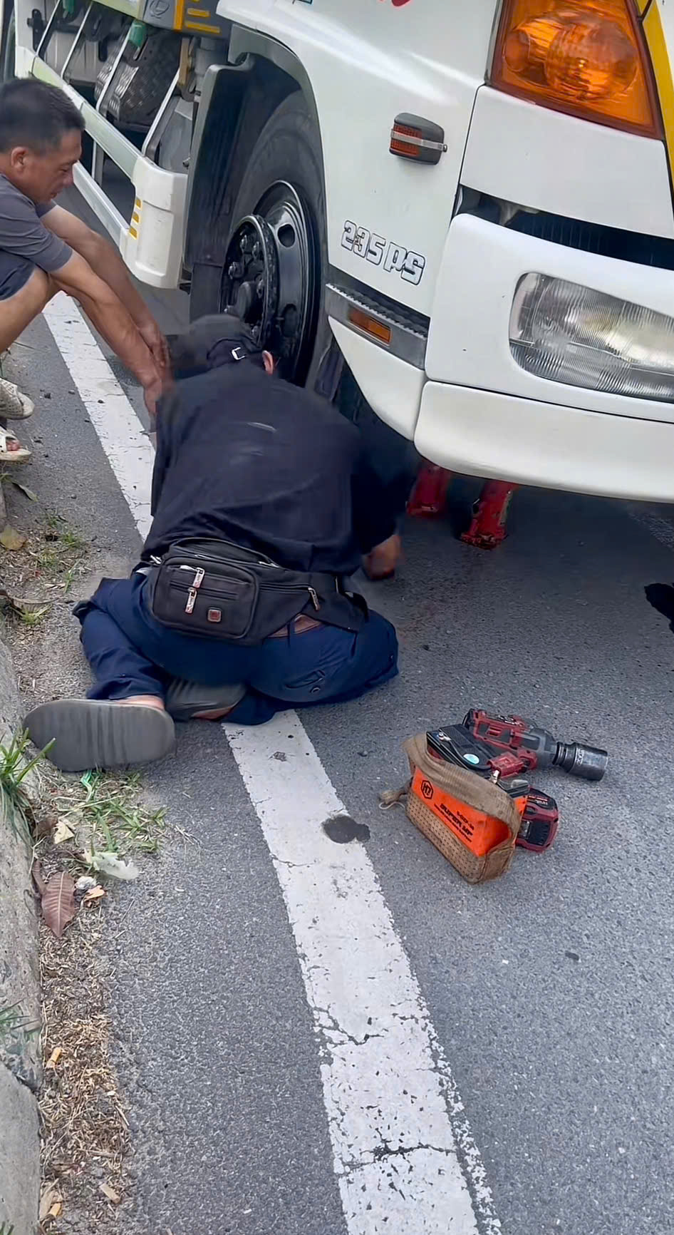 Vá vỏ lưu động cho xe tải