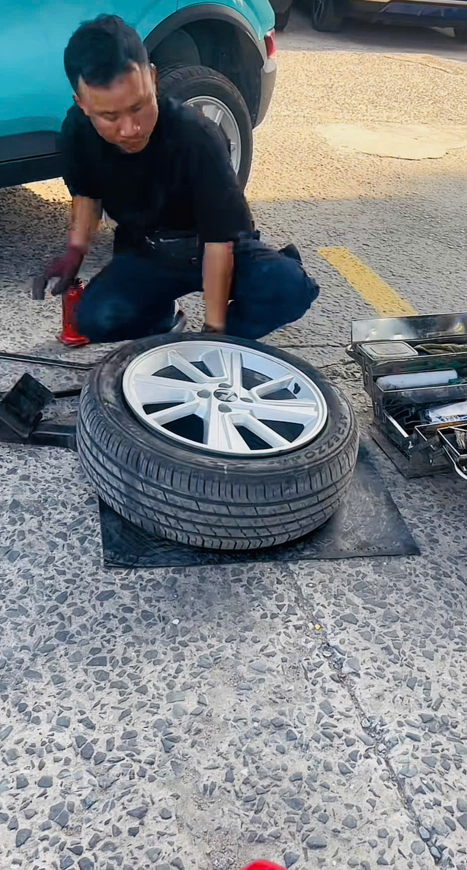 Vá vỏ ô tô tận nơi hỗ trợ 24/7