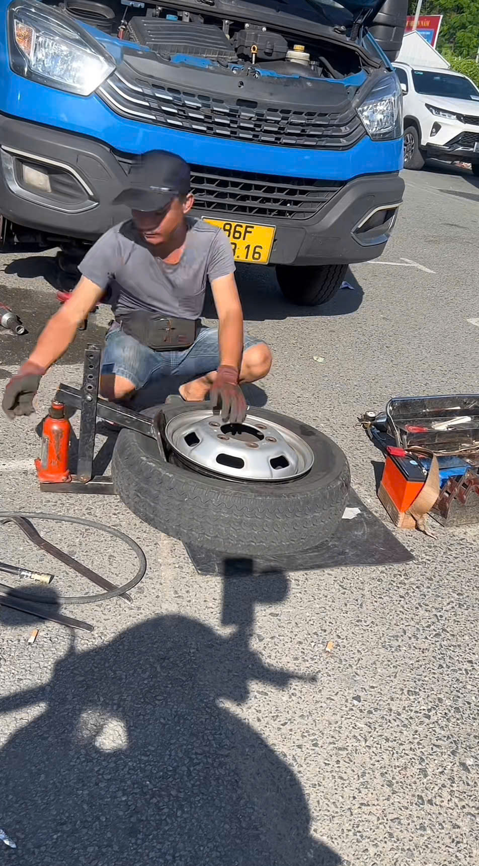 vá lốp xe ô tô đường Nguyễn Huệ