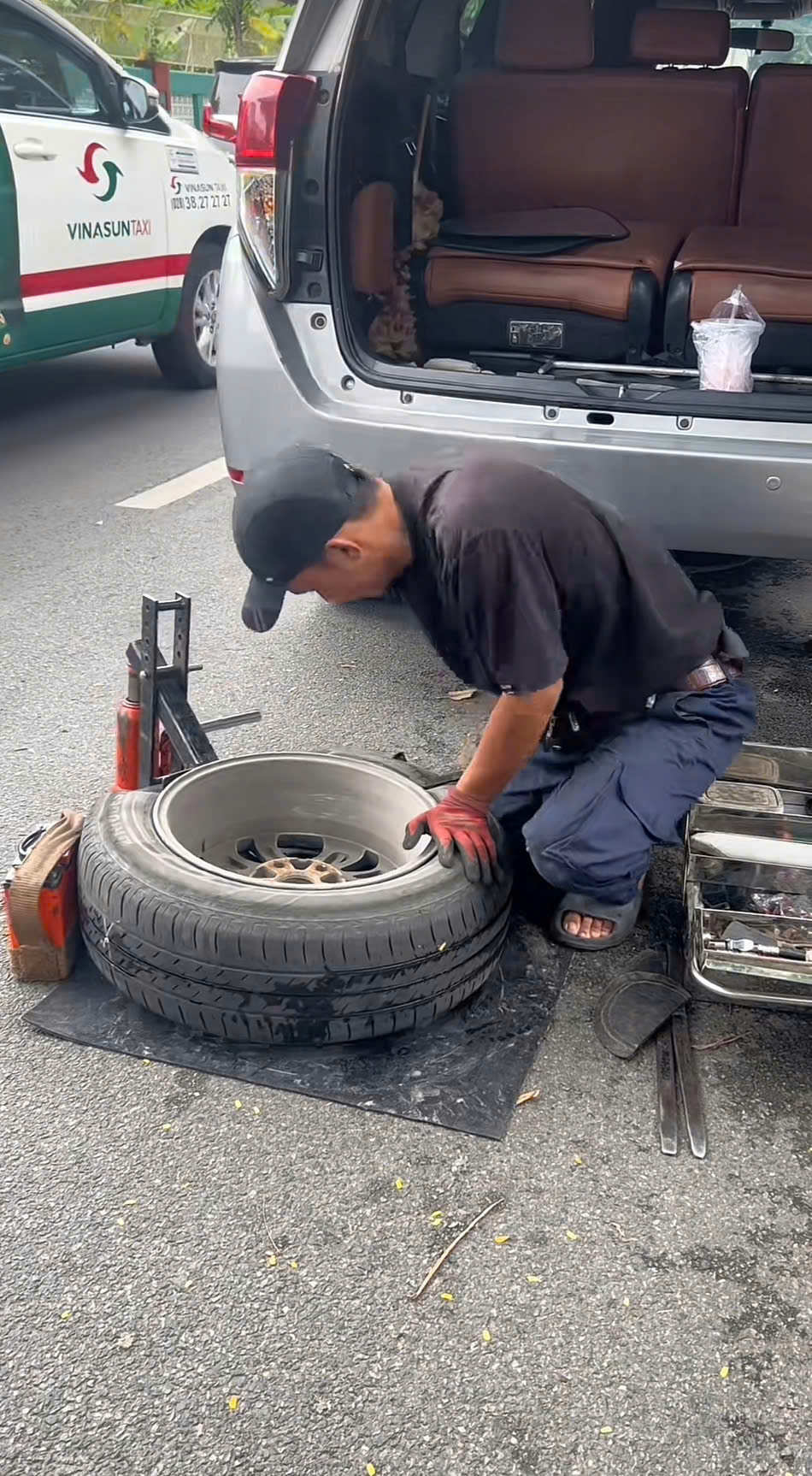 vá vỏ lưu động đường Cách Mạng Tháng 8