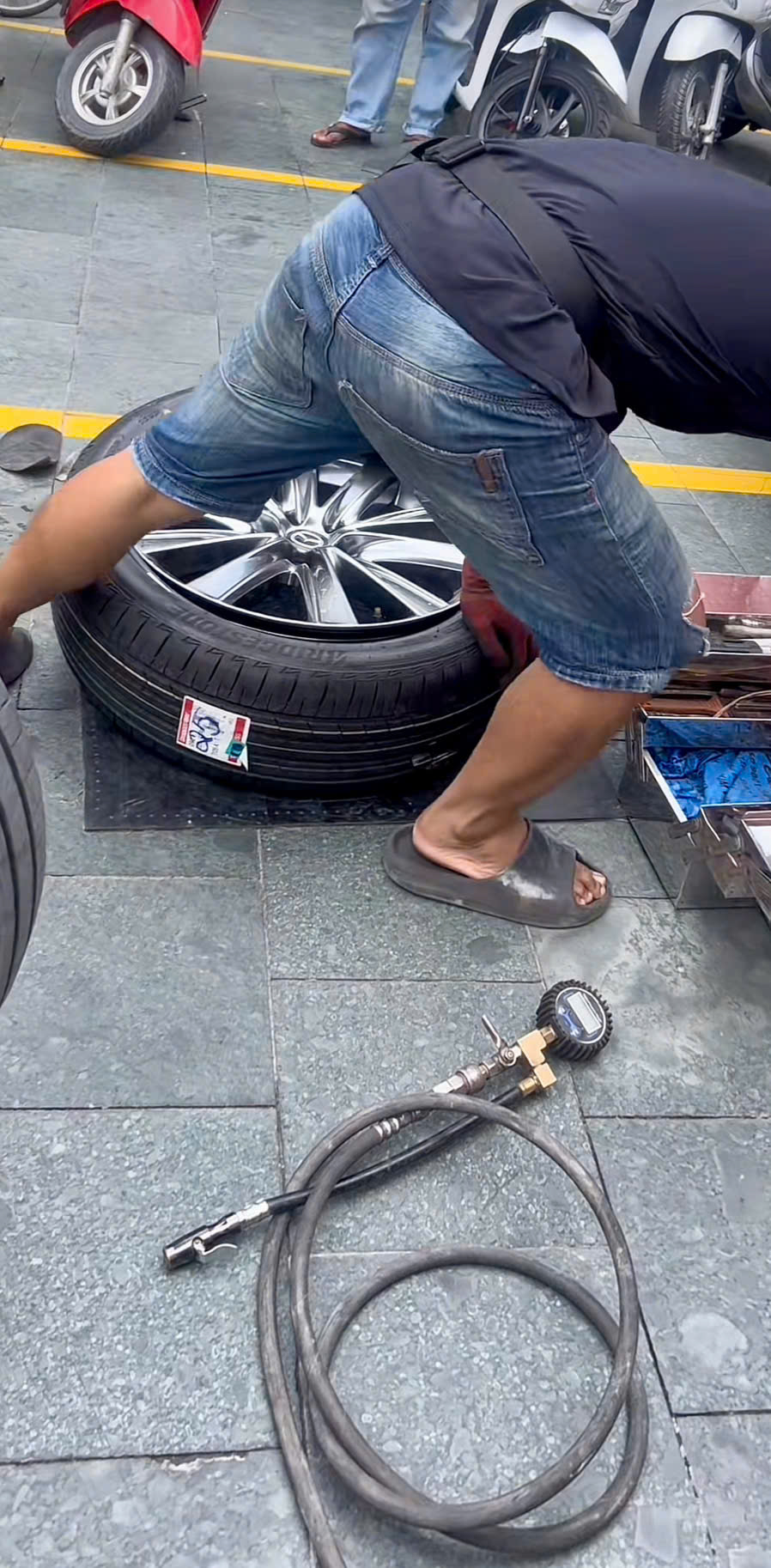 vá vỏ xe hơi 24/7 đường Lê Lợi