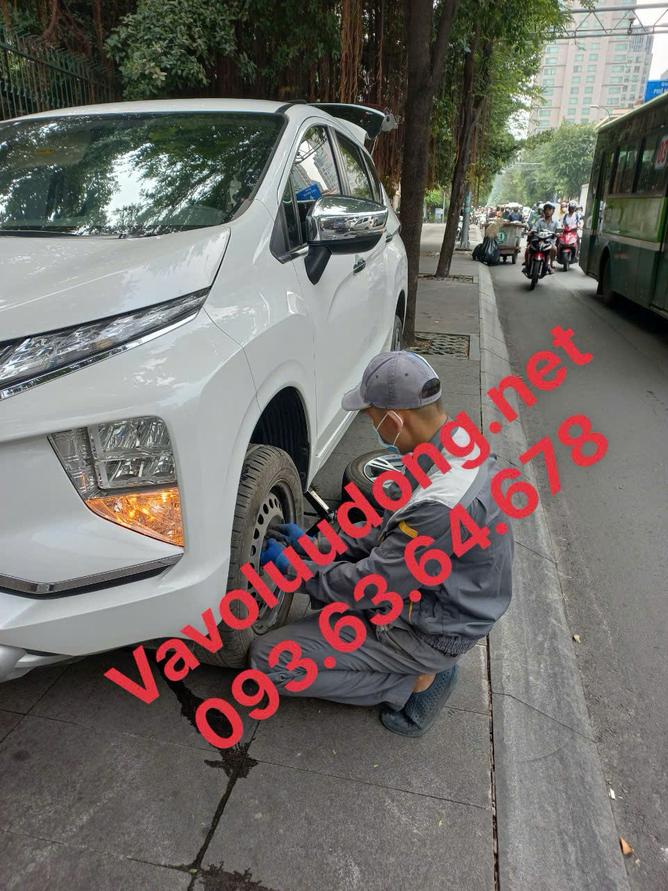 vá vỏ lưu động đường Nguyễn Đình Chiểu