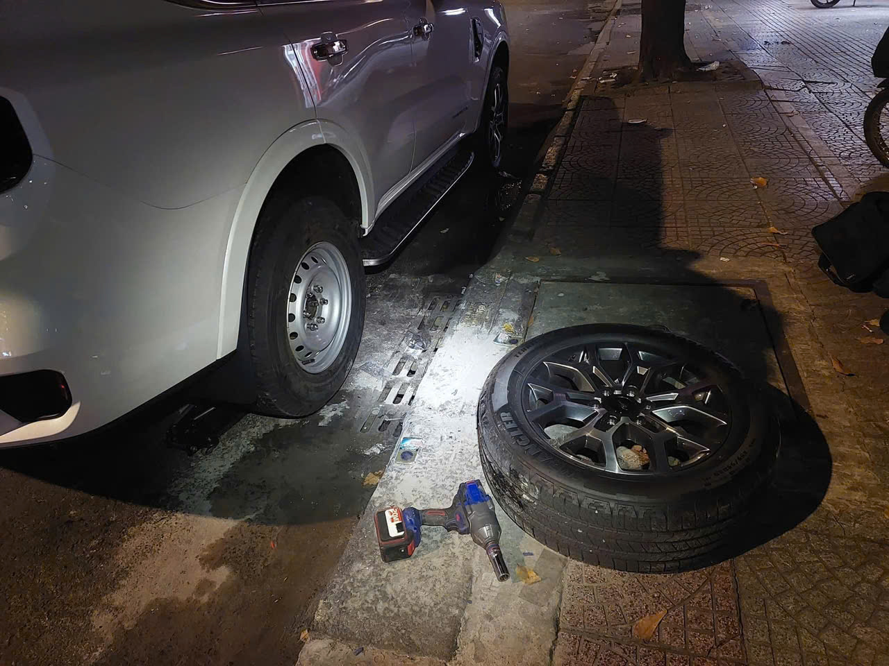 vá vỏ lưu động đường Võ Văn Tần