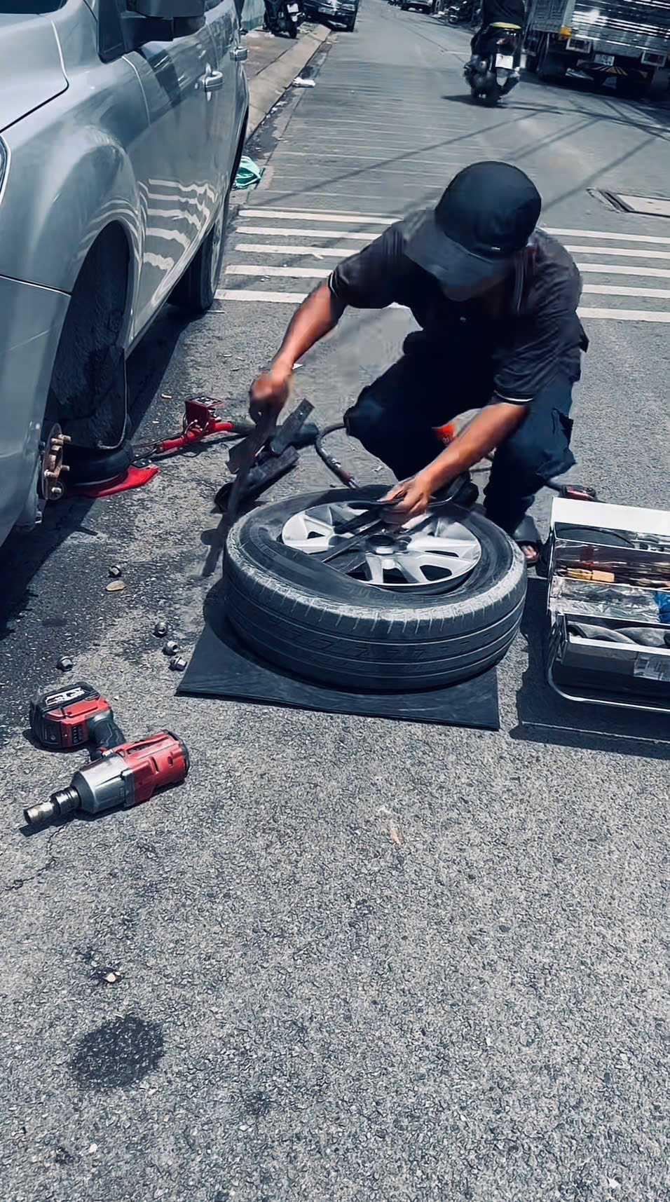 vá vỏ lưu động đường Nguyễn Thị Thập