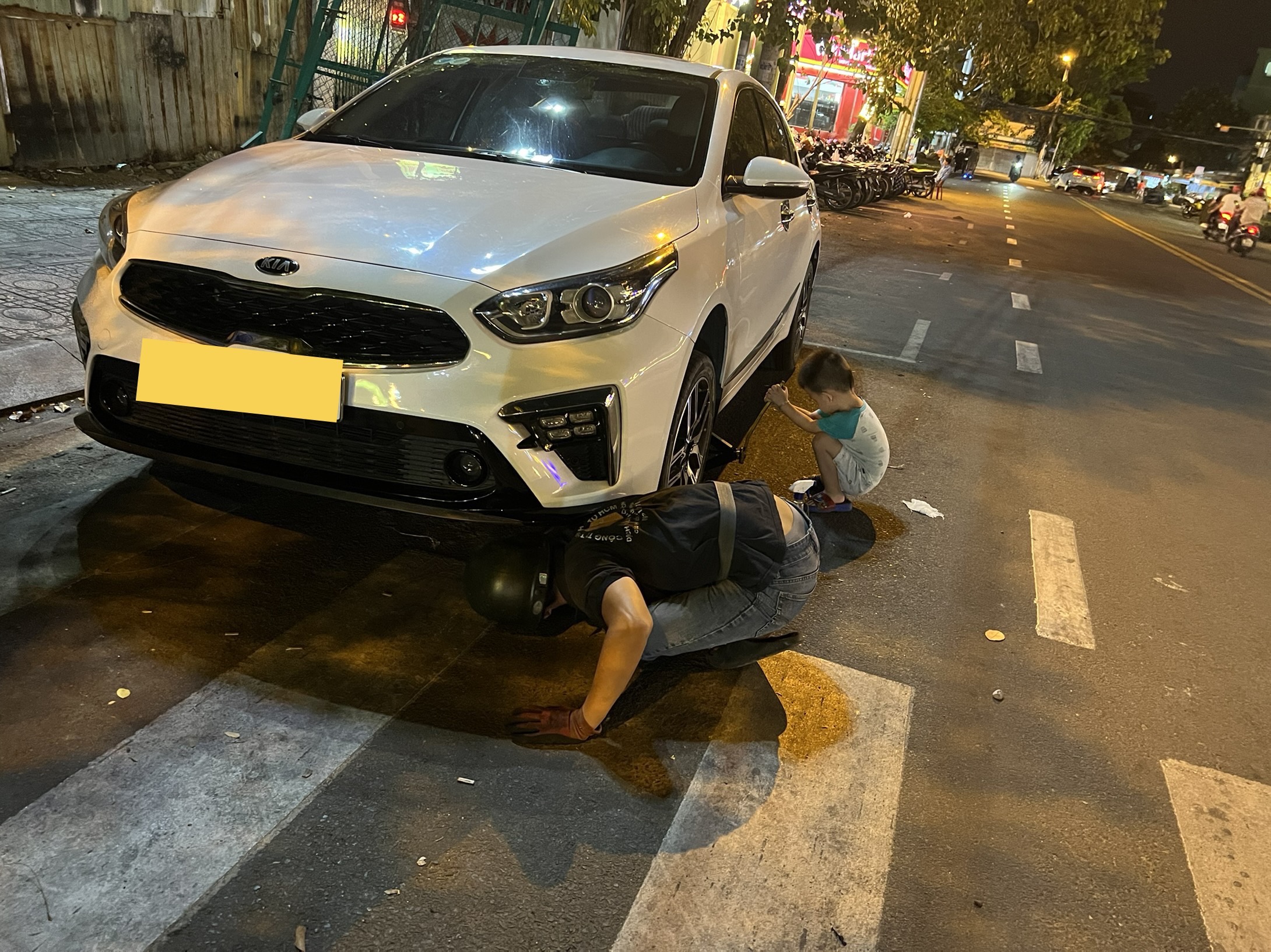 vá vỏ lưu động đường Huỳnh Tấn Phát