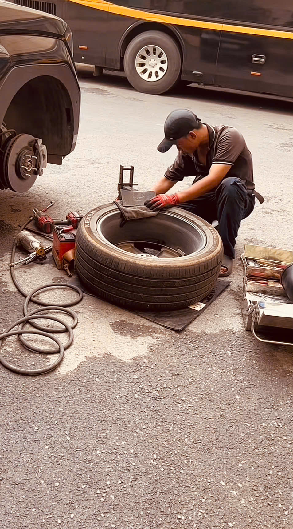 vá vỏ ô tô tận nơi đường Huỳnh Tấn Phát