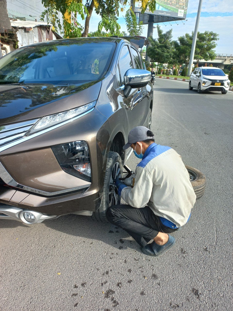vá vỏ xe ô tô lưu động đường Phan Văn Trị