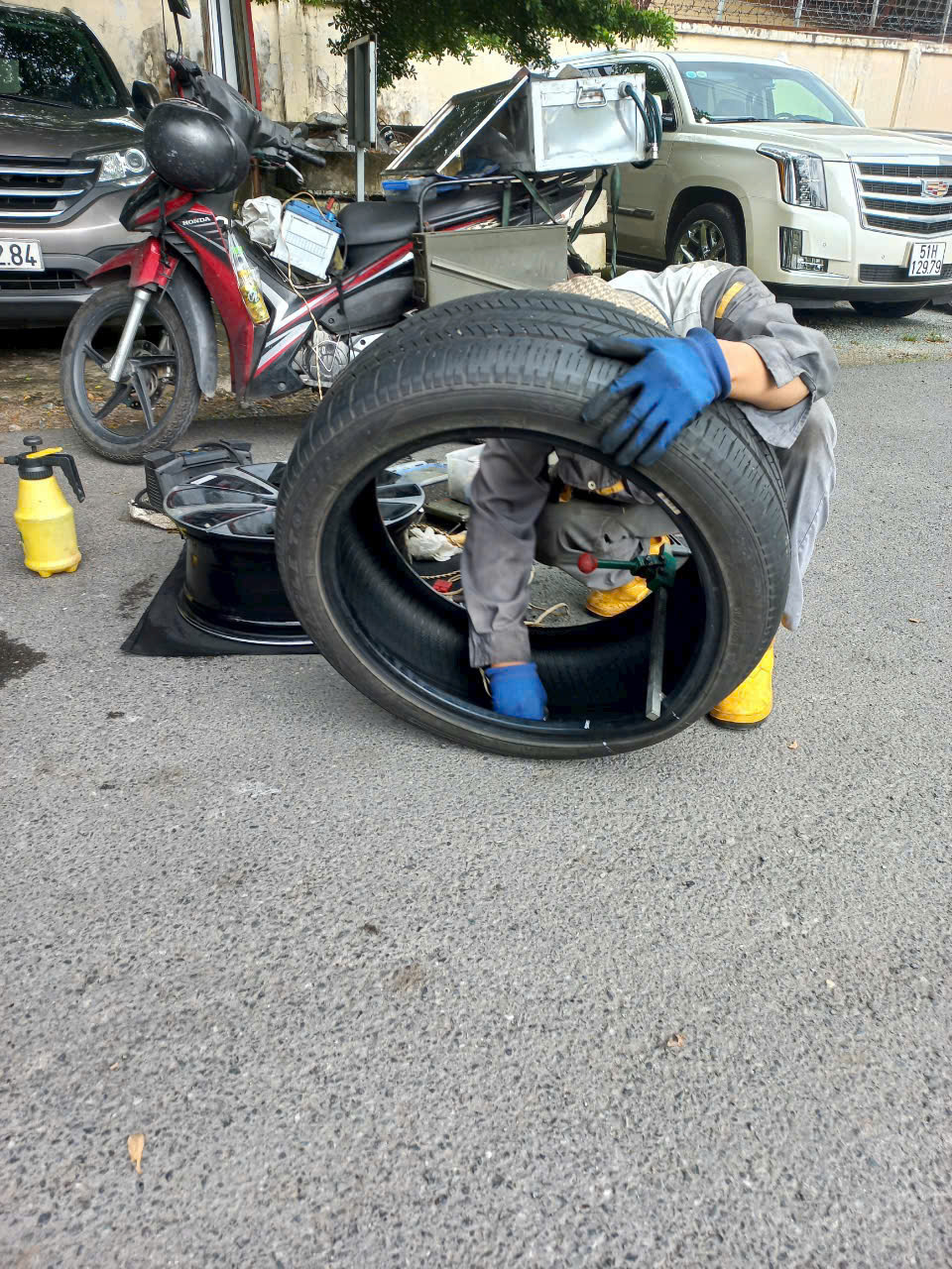 vá vỏ lưu động nội ô Sài Gòn
