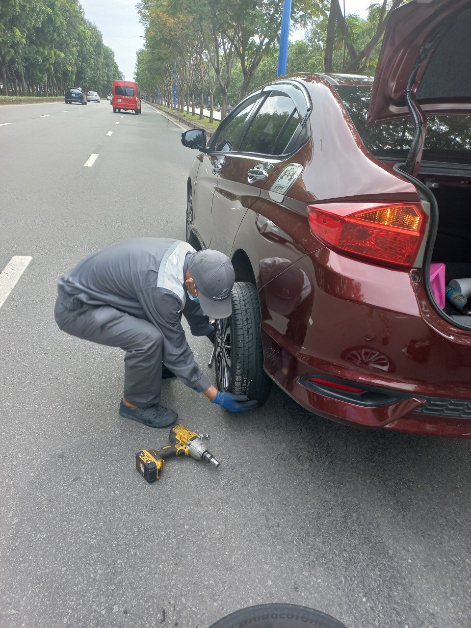vá vỏ lưu động trung tâm Sài Gòn