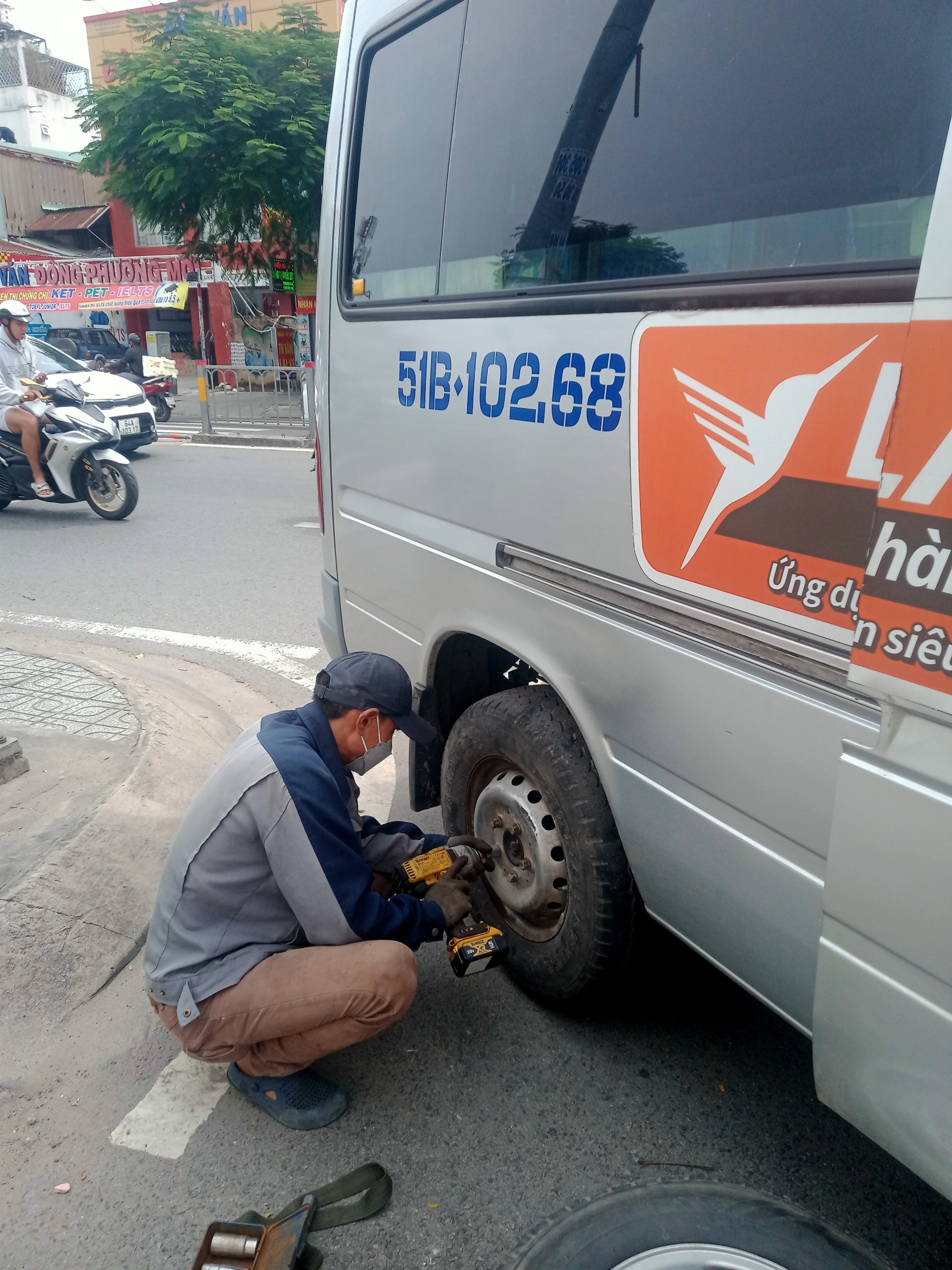 vá lốp lưu động nội thành Sài Gòn