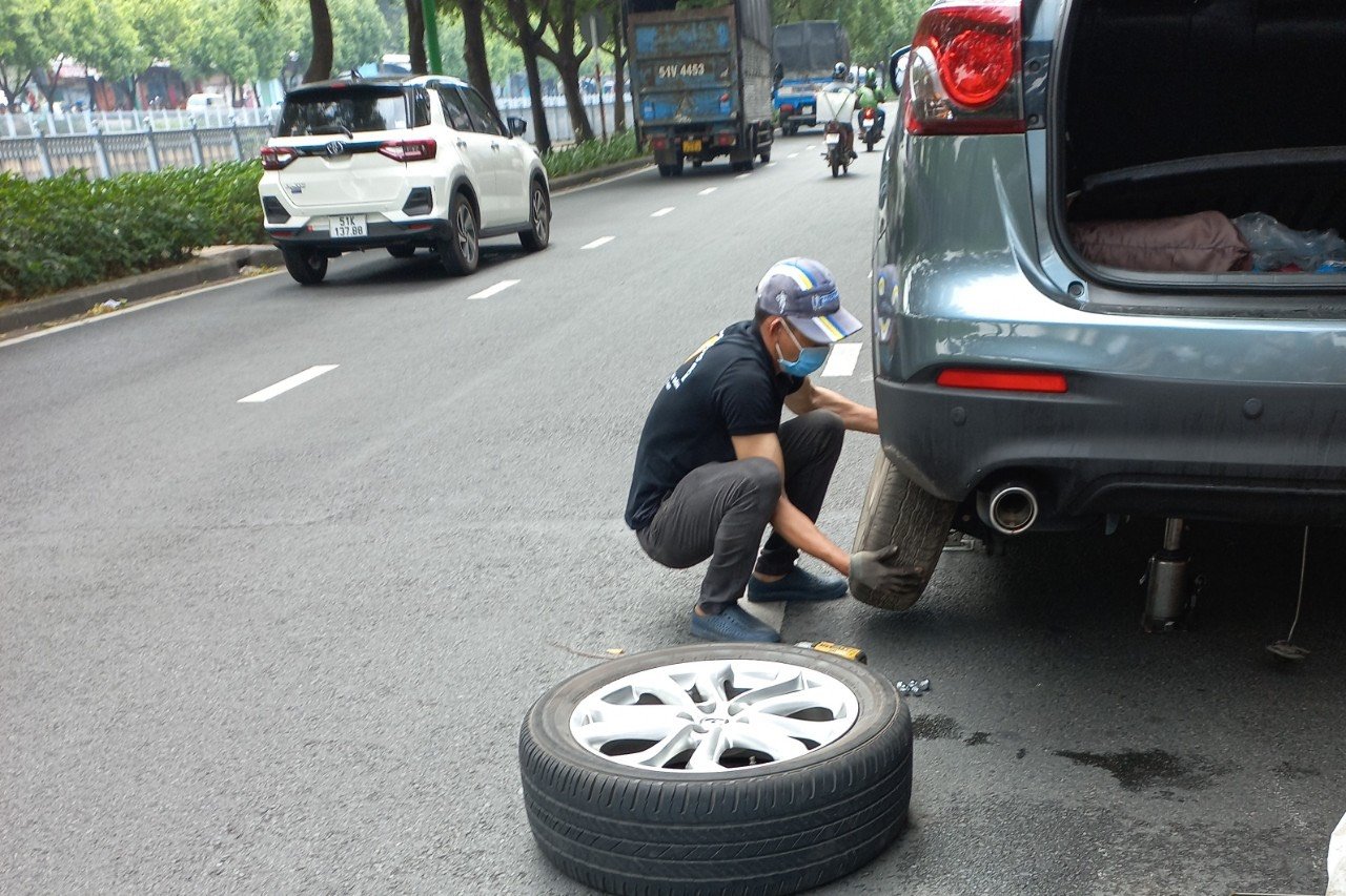 vá lốp xe ô tô tận nơi TPHCM