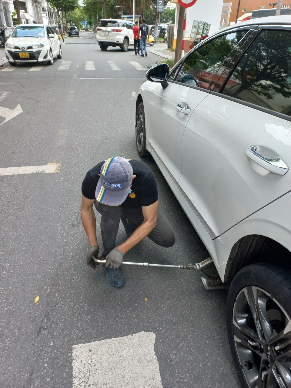 vá vỏ ô tô tận nơi Sài Gòn